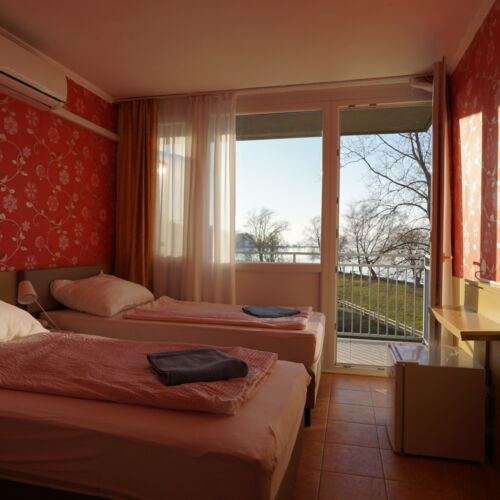 Camera tripla cu aer condiționat cu vedere spre lac