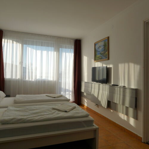 Camera cu aer condiționat cu vedere spre lac pentru 5 pers.