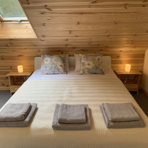 Camera cvadrupla la mansardă cu chicinetă comună