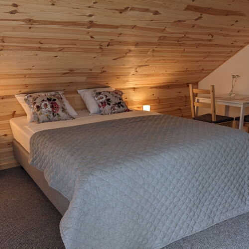 Camera twin la mansardă cu balcon