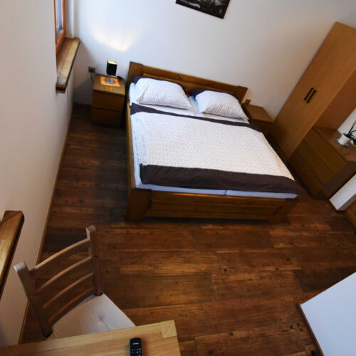 Pokoj se sprchou  s manželskou postelí