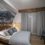 Izba s manželskou posteľou s výhľadom na les na poschodí