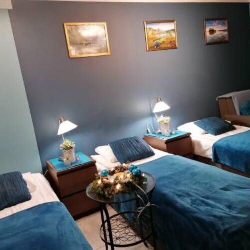 Pokój 3-osobowy na parterze ze wspólnym aneksem kuchennym (możliwa dostawka)