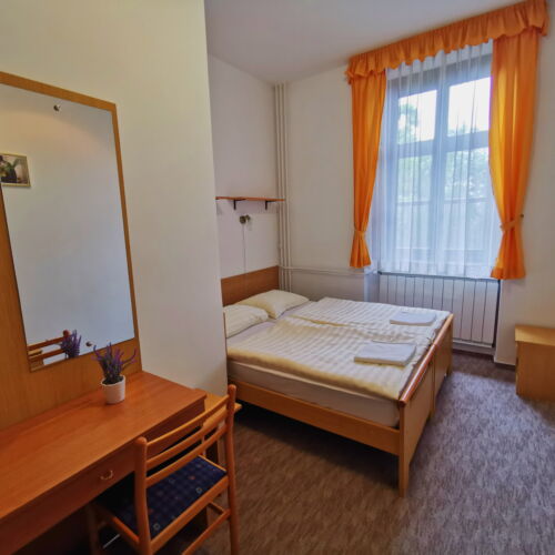 Camera tripla cu aer condiționat with private bathroom 