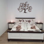 Pokoj s manželskou postelí v přízemí 