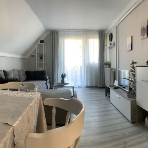 Apartman s balkónem pro 6 os. se 3 ložnicemi v podkroví