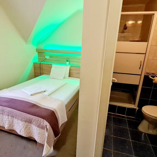 Camera single classic la etaj