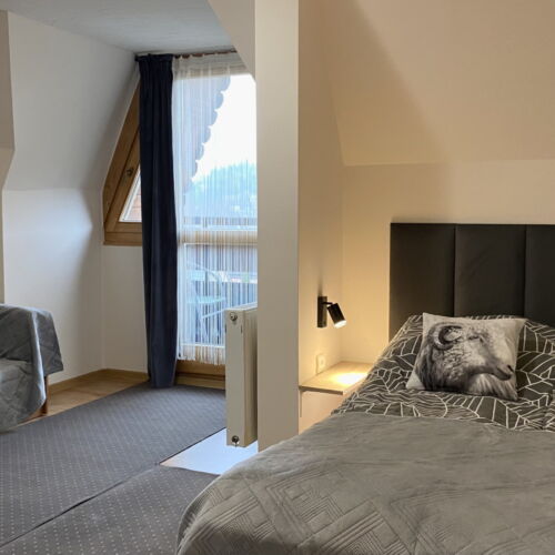 Pokój 4-osobowy na piętrze z widokiem na góry (możliwa dostawka)