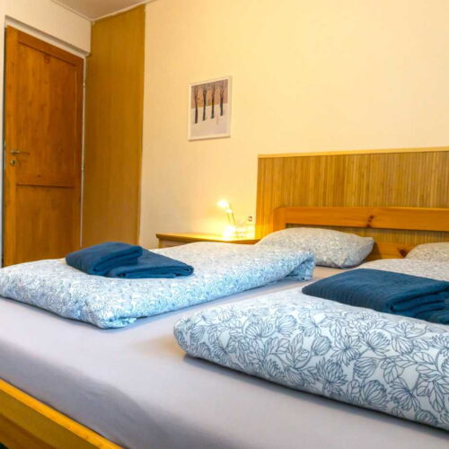 Pokoj se sprchou se společnou kuchyňkou pro 3 os.