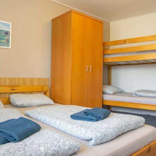 Pokoj se sprchou se společnou kuchyňkou pro 4 os.