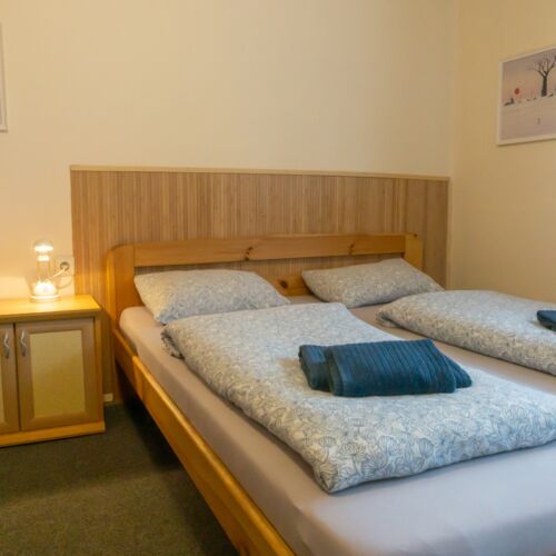 Pokoj se sprchou se společnou kuchyňkou pro 5 os.