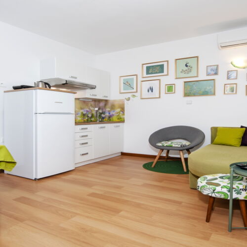 Apartman pro 3 os. se 2 ložnicemi s výhledem do zahrady na přízemí