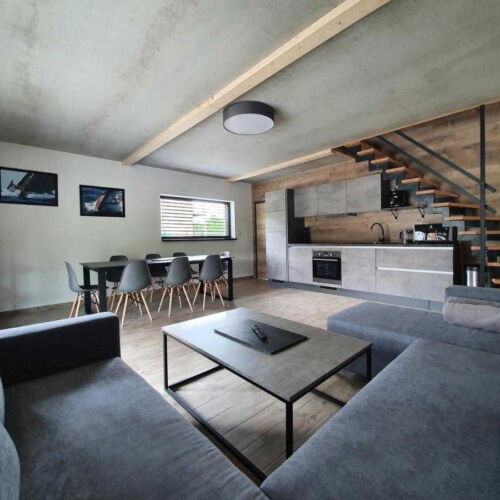 Vila (jako celek) s terasou pro 9 os. s částečným výhledem na jezero