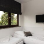Dreibettzimmer mit Lcd/Plazma Tv und Aussicht auf den Garten