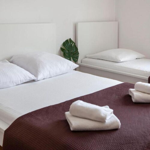 Apartament 3-osobowy z balkonem z widokiem na dziedziniec z 1 pomieszczeniem sypialnianym