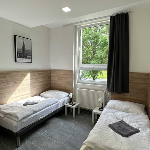 Camera twin cu duș cu chicinetă proprie