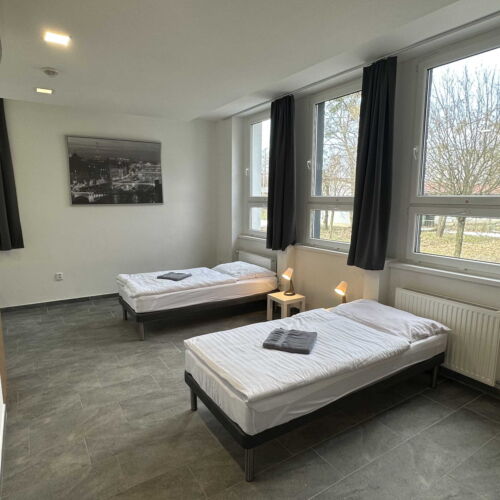 Camera twin cu duș cu chicinetă proprie