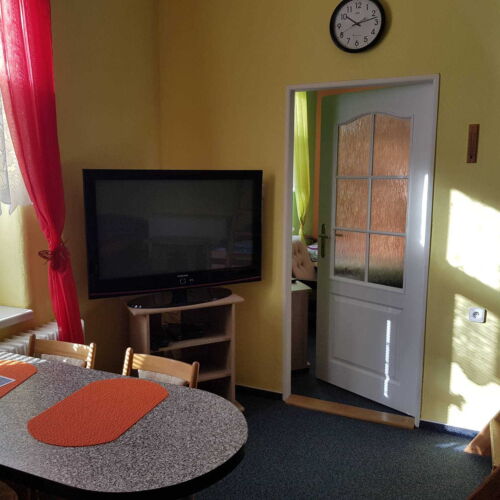 Junior Apartman se sprchou pro 7 os.