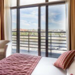Pokoj s klimatizací s manželskou postelí s výhledem na řeku