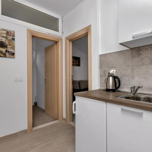 Apartament la etaj cu vedere spre mare cu 2 camere pentru 4 pers.