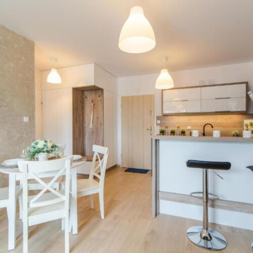 Apartament 4-osobowy z widokiem na ogród pokój od strony basenu z 2 pomieszczeniami sypialnianymi