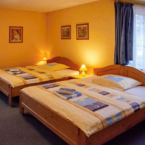 Dreibettzimmer mit Dusche