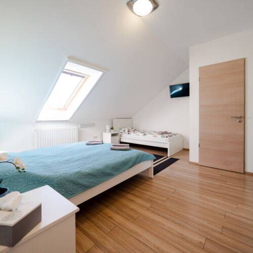 Standard Dreibettzimmer im Dachgeschoss