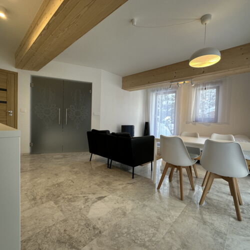 Apartament 4-osobowy w suterenie Vip z 2 pomieszczeniami sypialnianymi