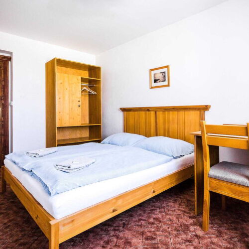 Pokoj se společnou koupelnou  s manželskou postelí