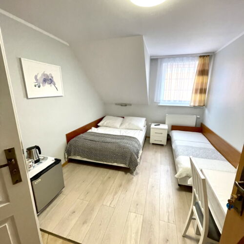 Camera tripla cu duș cu grădină