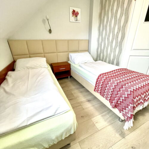 Camera dubla cu duș cu grădină