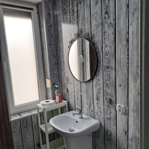 Dreibettzimmer Gemeinsames Badezimmer mit Klimaanlage