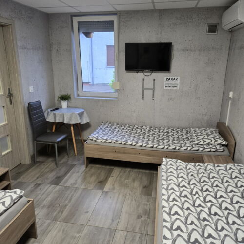 Dreibettzimmer mit Badezimmer und Klimaanlage