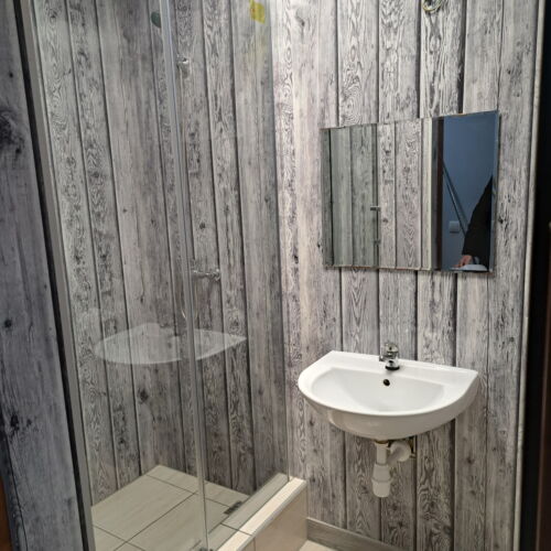 Dreibettzimmer Gemeinsames Badezimmer mit Klimaanlage