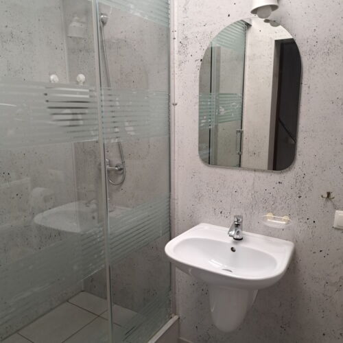 Dreibettzimmer Gemeinsames Badezimmer mit Klimaanlage