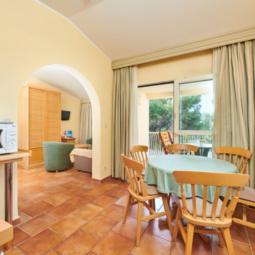 Apartament classic cu balcon cu 3 camere pentru 5 pers.