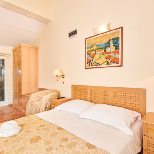 Apartament classic cu vedere spre parc cu 3 camere pentru 6 pers.