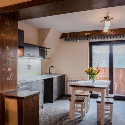 Apartament 4-osobowy z balkonem z widokiem na góry z 2 pomieszczeniami sypialnianymi