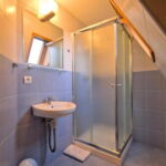 Hegyekre néző fürdőszobás franciaágyas szoba