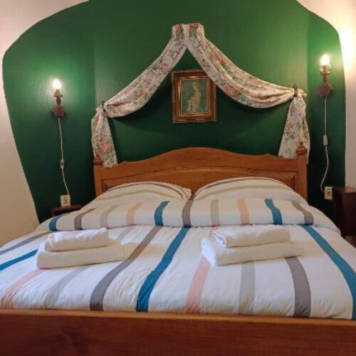 Přízemní valbový pokoj směrem do zahrady a k řece