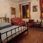 Dvoulůžkový pokoj s manželskou postelí a vanou