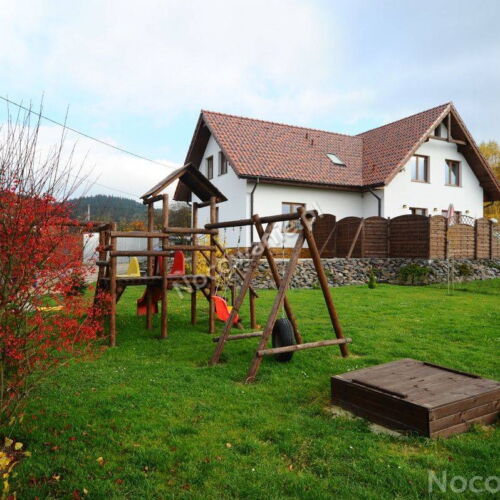 Domek drewniany 8-osobowy z łazienką z dostępem do ogrodu