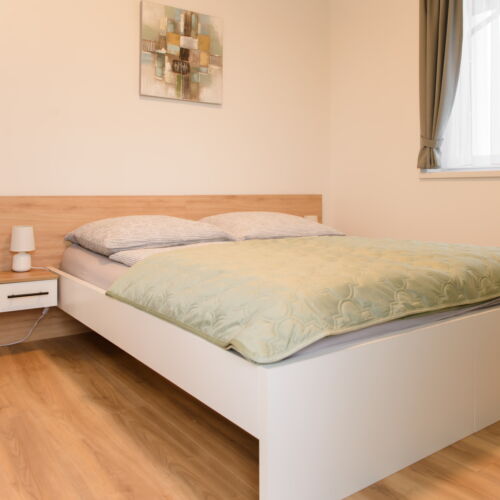 Apartament cu balcon cu aer condiționat pentru 4 pers. (se inchirieaza doar integral)