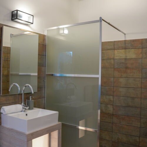 Apartament la parter cu vedere spre grădină cu 1 camera pentru 2 pers.