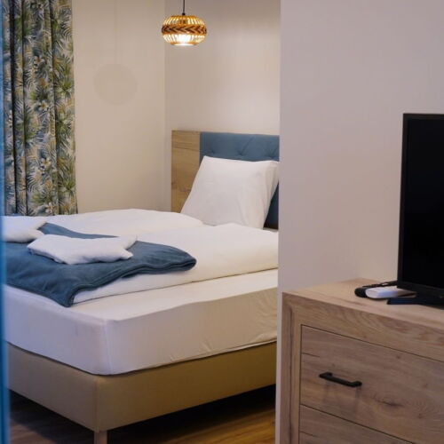 Apartament la parter cu vedere spre grădină cu 1 camera pentru 2 pers.