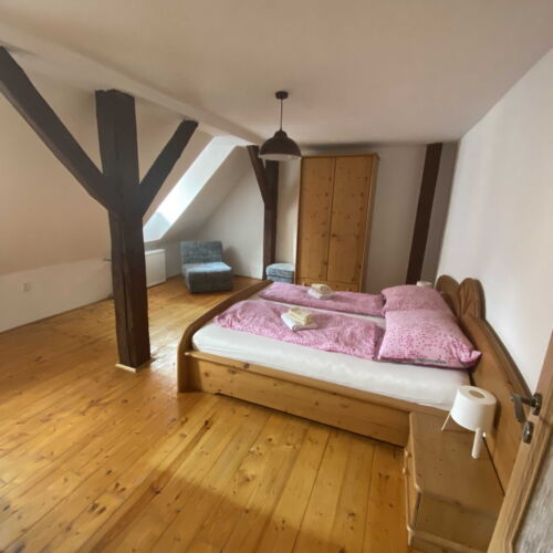 Apartman se sprchou s privátní koupelnou mimo apartmán pro 3 os. (s možností přistýlky)