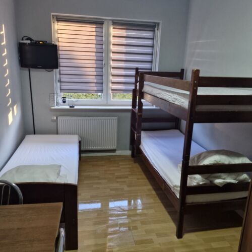 Camera cu baie comună pentru 5 pers.