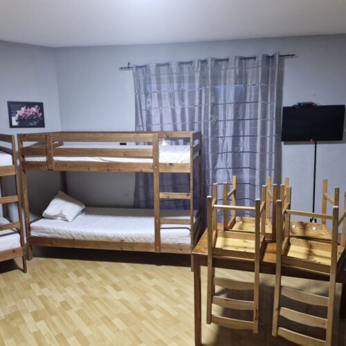 Camera cu balcon cu baie comună pentru 10 pers.