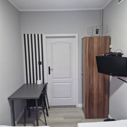 Camera twin cu baie comună