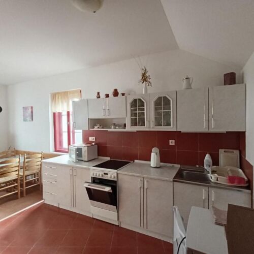 Apartman se sprchou s privátní koupelnou mimo apartmán pro 4 os. s 1 ložnicí